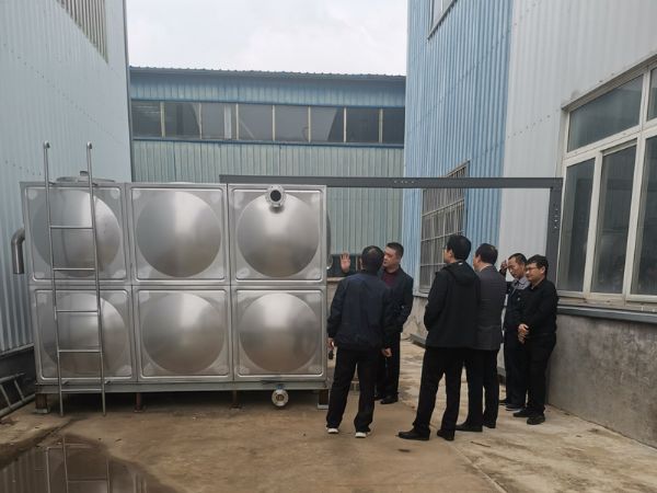 濟(jì)寧職業(yè)技術(shù)學(xué)院機(jī)電工程系教師及校領(lǐng)導(dǎo)，協(xié)同鎮(zhèn)領(lǐng)導(dǎo)來廠考察合作